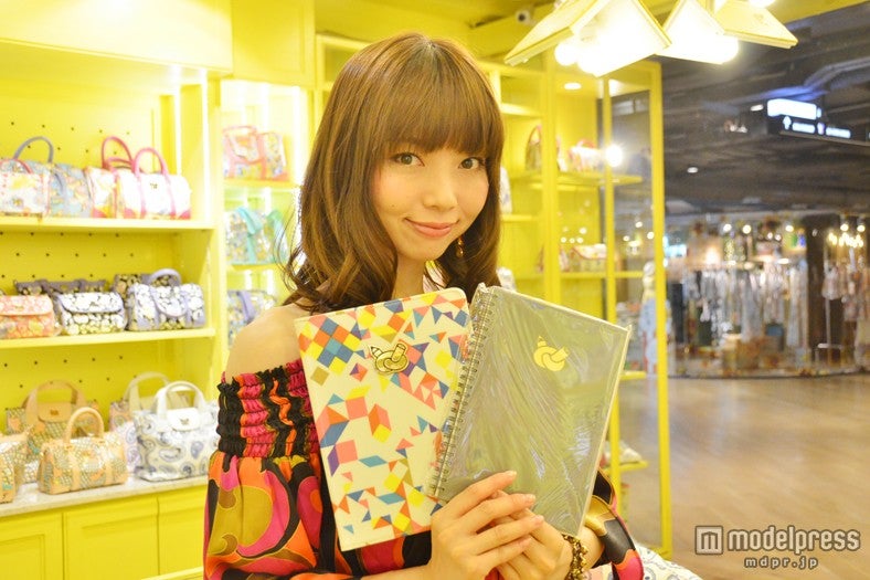 マルチに使えるノート／モデル：富田千穂