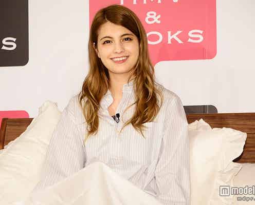 マギー、彼シャツで公開“ベッド・イン”「意外と居心地が良い」