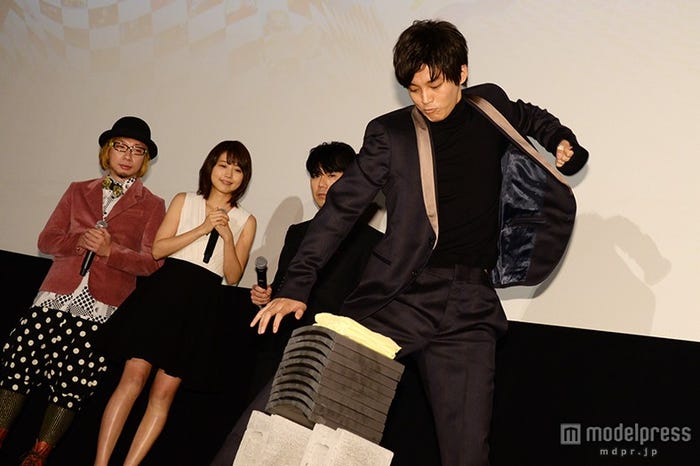 瓦割りにチャレンジした松坂桃李(前)