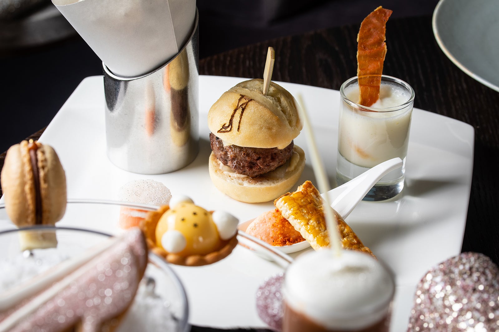 シューズのイラストをあしらったミニバーガーなどボリュームたっぷりのセイボリー／画像提供：フォーシーズンズホテル丸の内 東京