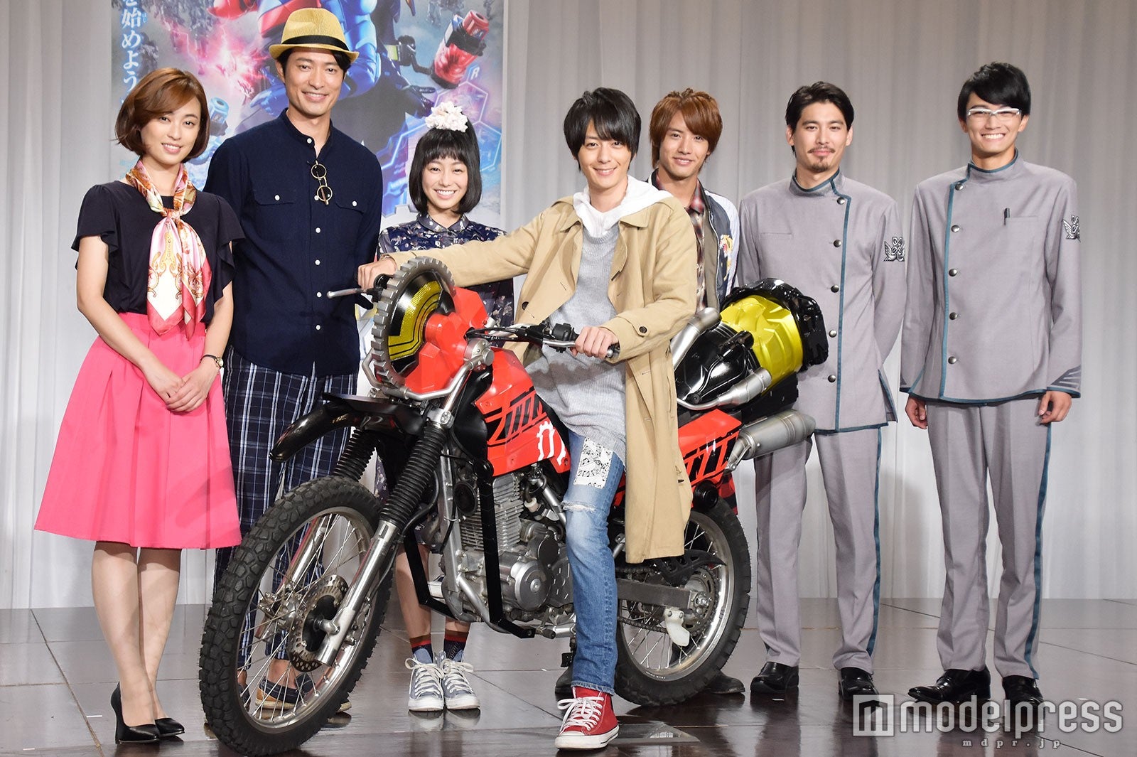 （左から）滝裕可里、前川泰之、高田夏帆、犬飼貴丈、赤楚衛二、水上剣星、越智友己（C）モデルプレス