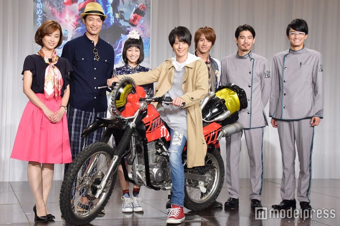 (左から)滝裕可里、前川泰之、高田夏帆、犬飼貴丈、赤楚衛二、水上剣星、越智友己(C)モデルプレス