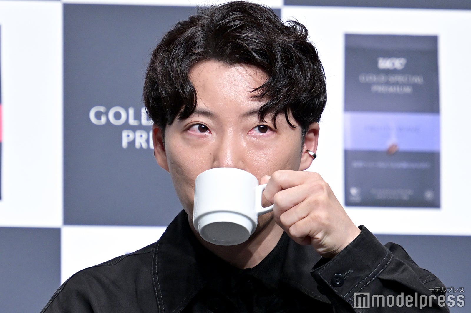 コーヒーを飲む星野源 （C）モデルプレス