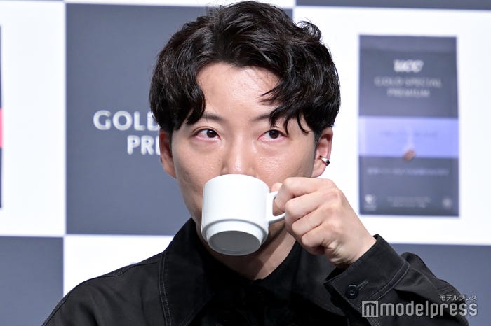 コーヒーを飲む星野源 (C)モデルプレス