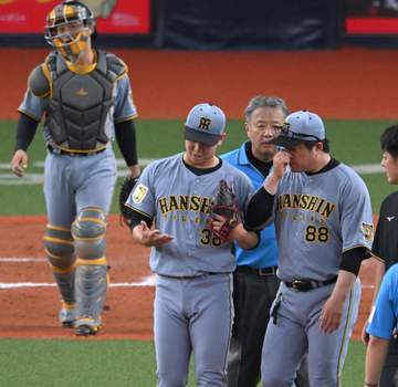 阪神・畠が2死一、二塁で太田にカウント2ボール1ストライクとしたところで降板 右手を気にする様子 自らベンチに異変を訴える