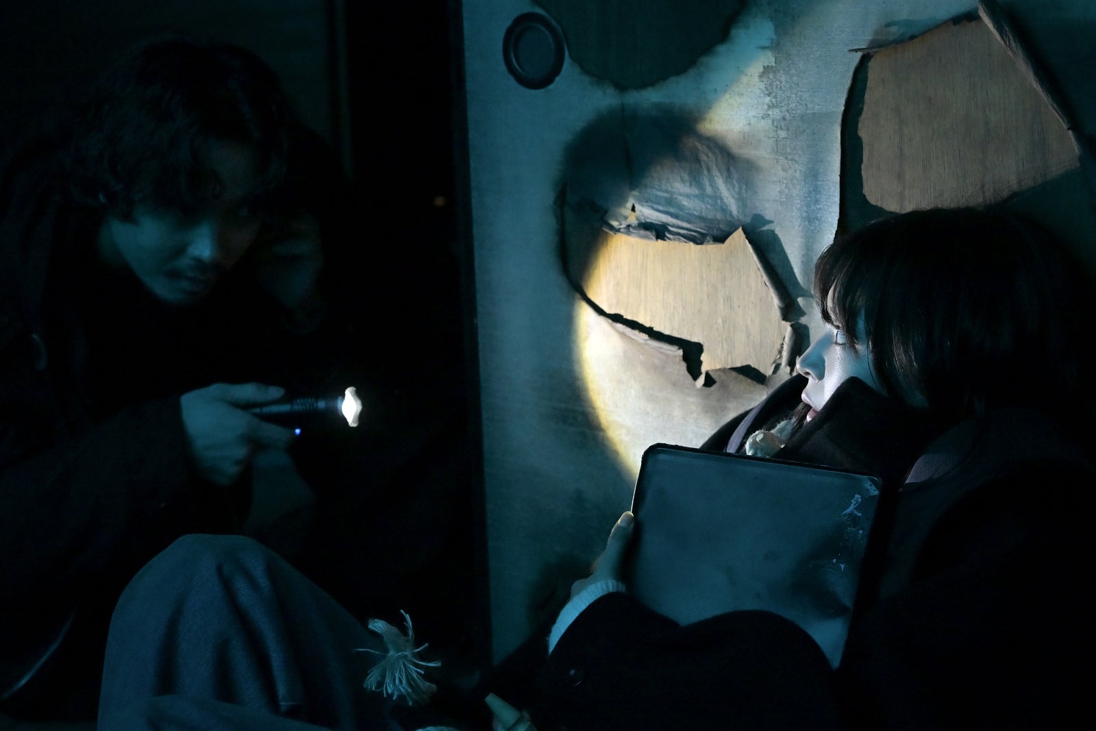 磯村勇斗、広瀬すず「クジャクのダンス、誰が見た？」第1話（C）TBS