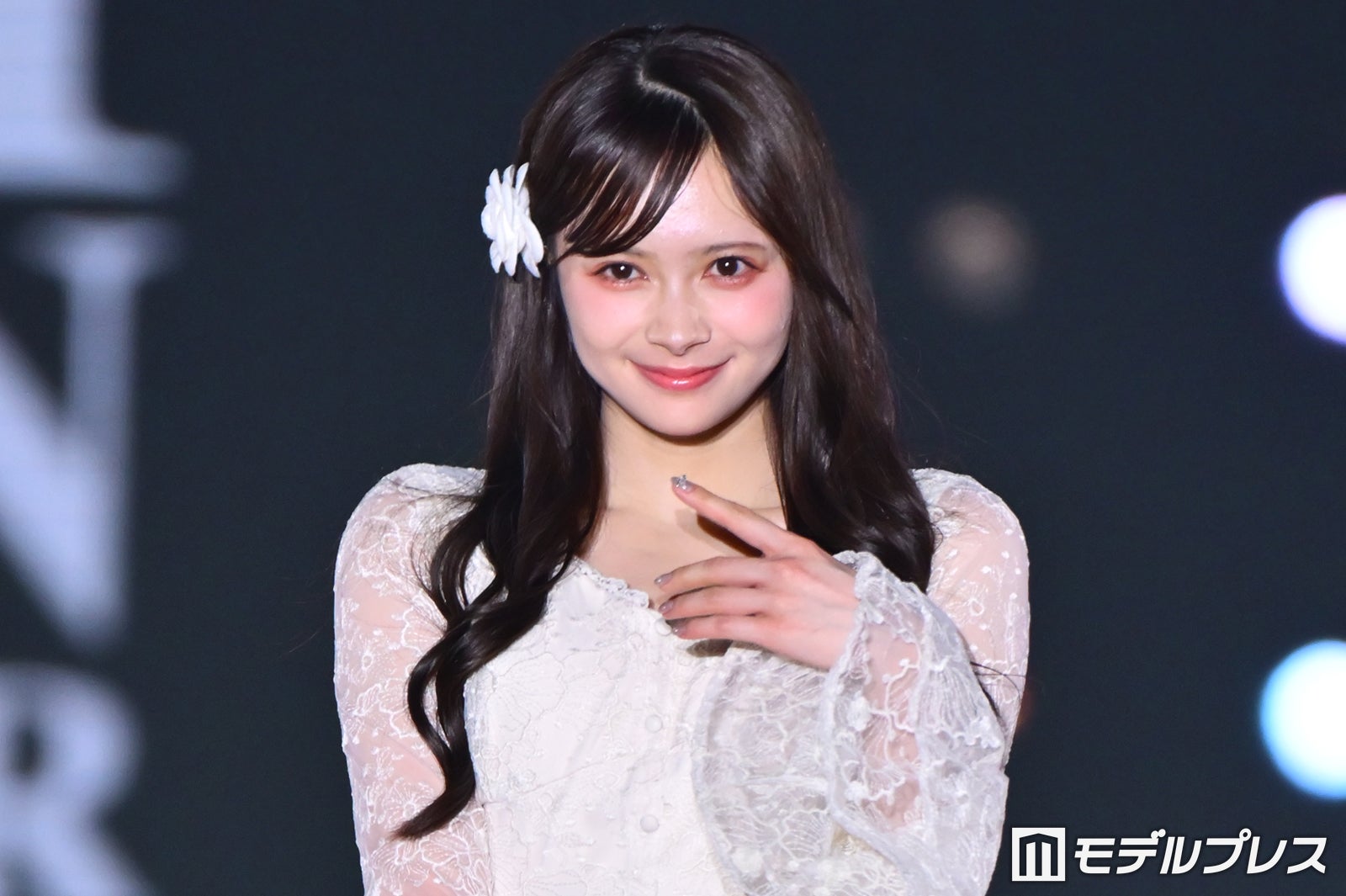 “顔面重要文化財”AKB48センター伊藤百花、流し前髪×シースルーミニワンピで雰囲気ガラリ【関コレ2026A/W】