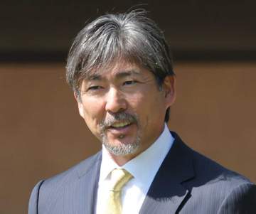 解説席に座る小笠原道大氏の鋭すぎる視線にファン大ウケ 撮影は客席の愛娘「コレは北のサムライ」「さすがの選球眼w」