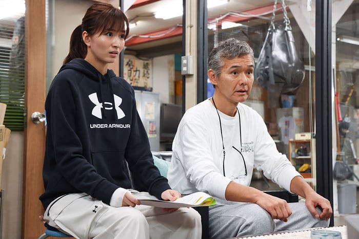 岡崎紗絵、渡部篤郎(C)TBS