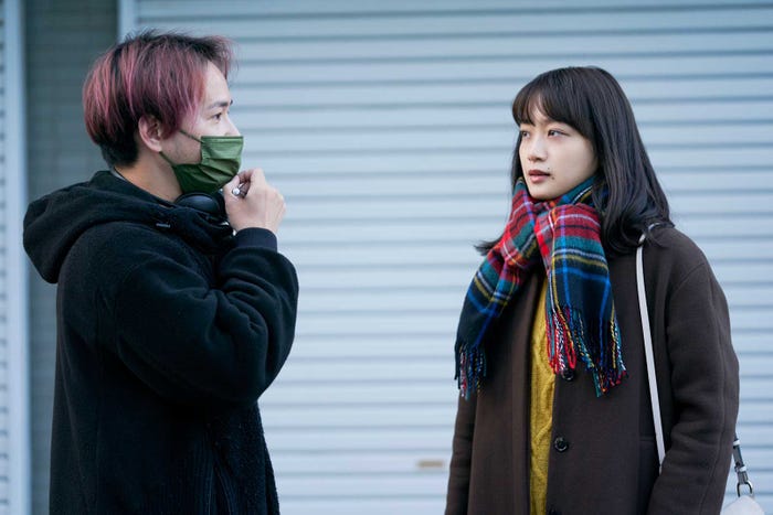 上田迅監督、深川麻衣「速水早苗は一足遅い」メイキング写真(C)2021 HJ Holdings, Inc.