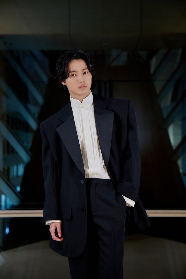 「サンローラン」衣装姿の山崎賢人（提供写真）