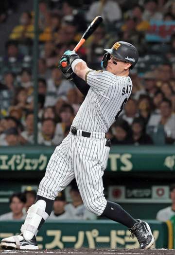 三冠王の阪神・佐藤輝をバース氏が祝福「TERU、おめでとう！私にとっても特別なこと」「絶対取れると確信していた」