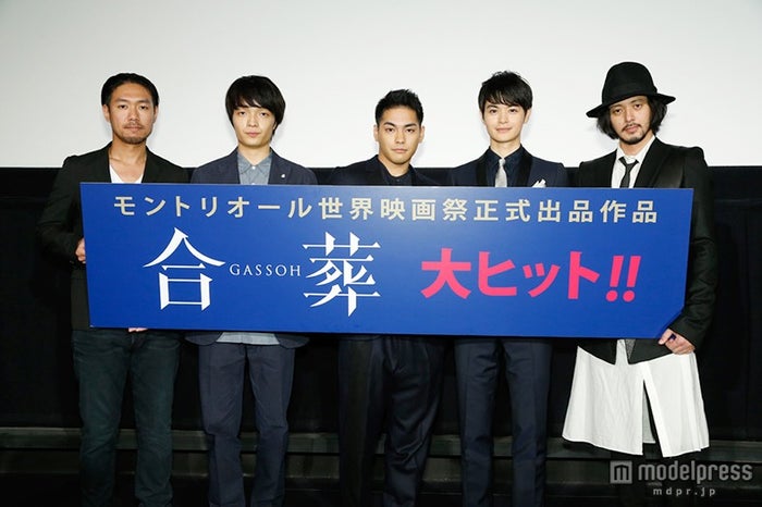 (左から)小林達夫監督、岡山天音、柳楽優弥、瀬戸康史、オダギリジョー(C)2015 杉浦日向子・MS.HS/「合葬」製作委員会