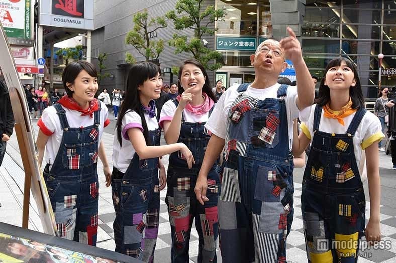 大阪ロケを楽しむももいろクローバーZと笑福亭鶴瓶（C）関西テレビ