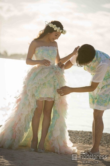 （左から）神戸蘭子、夫