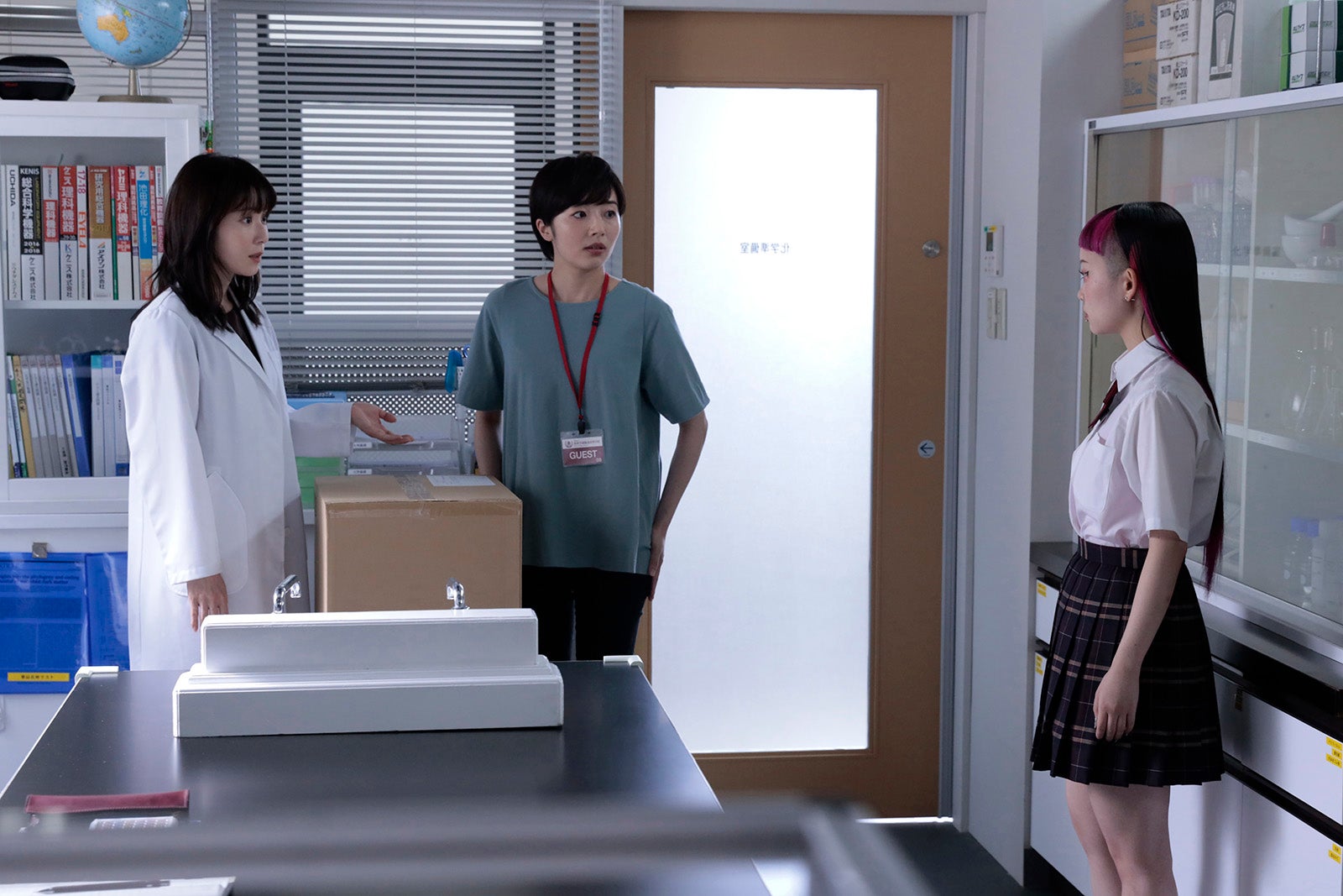 松岡茉優、森田望智、詩羽「最高の教師 1年後、私は生徒に■された」第5話より（C）日本テレビ