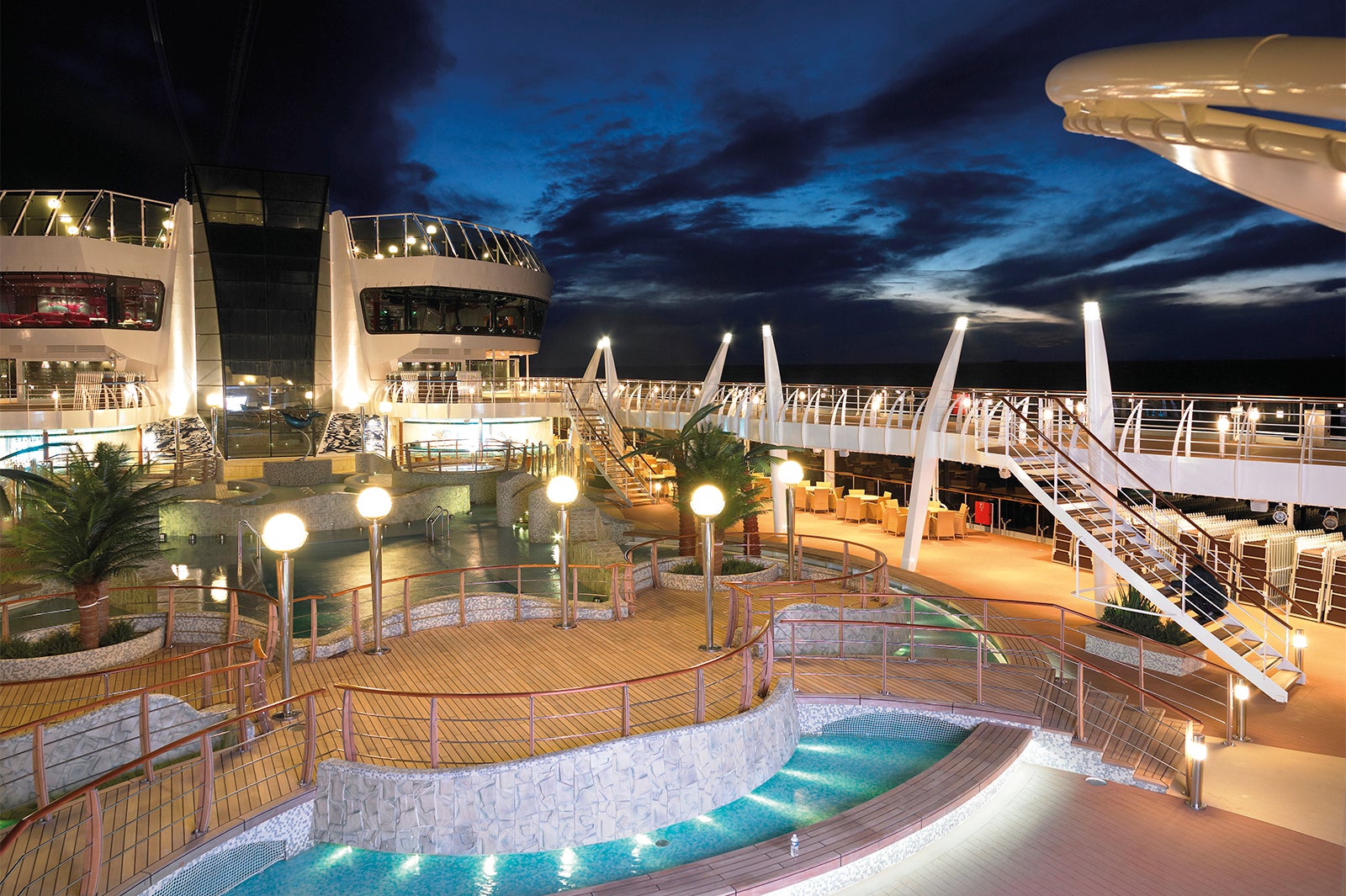 ライトアップされ幻想的な夜のプール／MSC Cruises S.A.