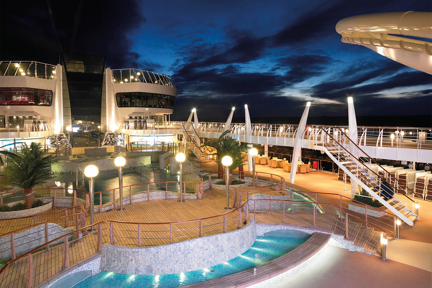 ライトアップされ幻想的な夜のプール／MSC Cruises S.A.
