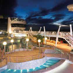 ライトアップされ幻想的な夜のプール/MSC Cruises S.A.