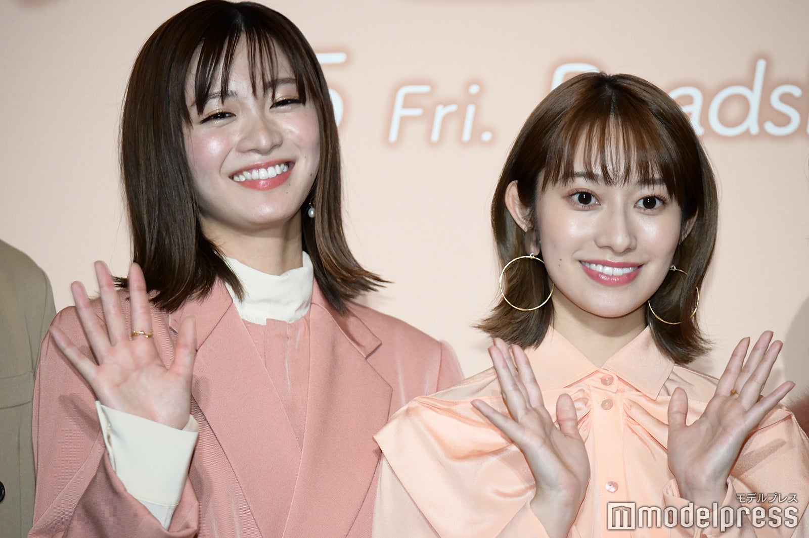 岡崎紗絵、桜井玲香 （C）モデルプレス