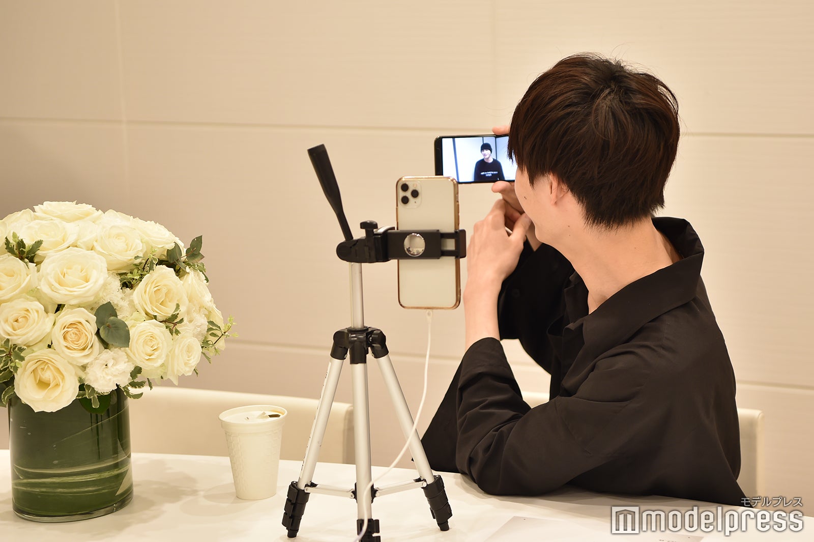 板垣瑞生からのメッセージ動画を再生（C）モデルプレス