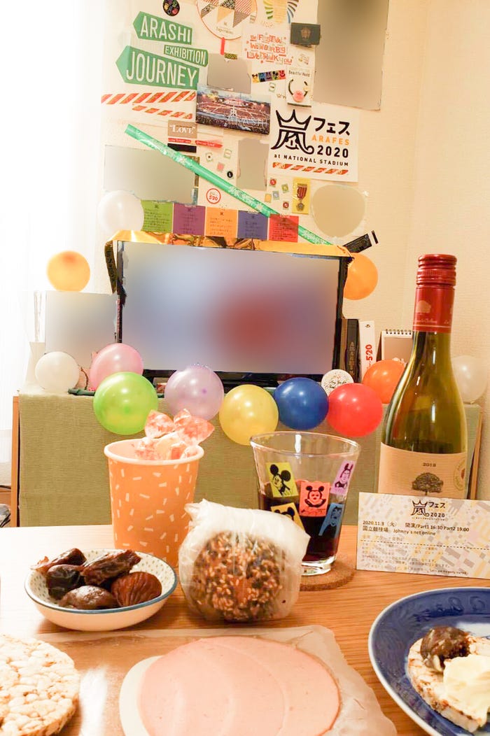 自宅を嵐グッズで装飾したがみこさんとまきさん(提供写真)