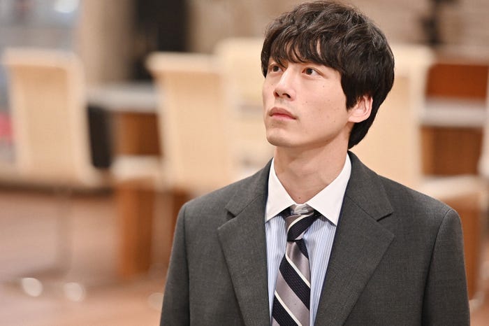 坂口健太郎/「婚姻届に判を捺しただけですが」第7話より(C)TBS