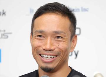 「不屈の男」 長友佑都が40歳の誕生日報告「宇宙一の妻と愛おしい4人の子どもたちに出会えて幸せなオヤジです」 家族に囲まれ笑顔 SNS「本当に本当に素敵なファミリー♥」