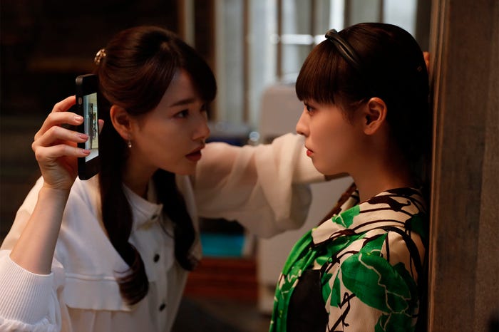 桜井日奈子、福原遥「マル秘の密子さん」第3話より(C)日本テレビ