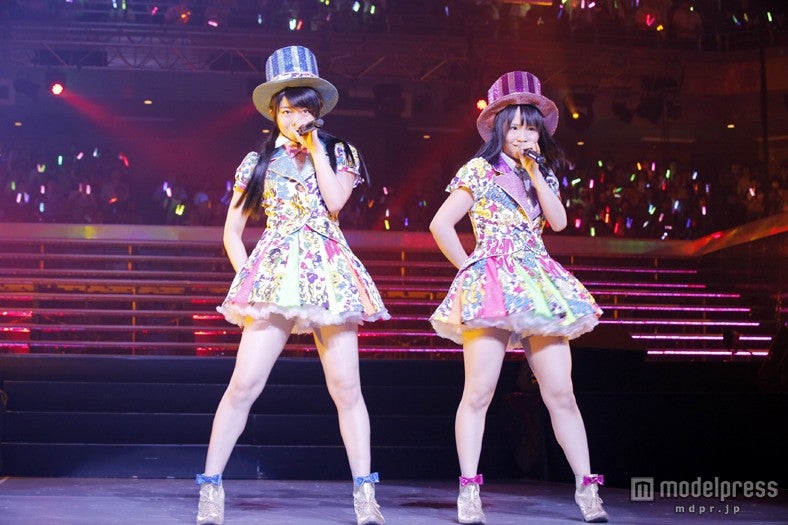 MCを務めたAKBE48の峯岸みなみ（左）とSKE48の松村香織（右）／（C）AKS