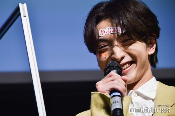 シールを貼られても満面の笑みの木村慧人(C)モデルプレス