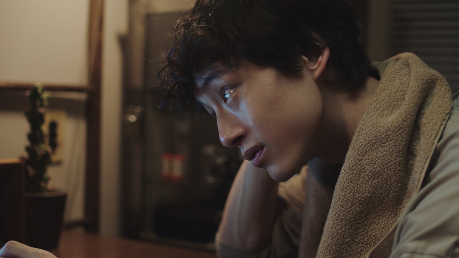 坂口健太郎／「じぶんにやさしく」篇より（提供写真）