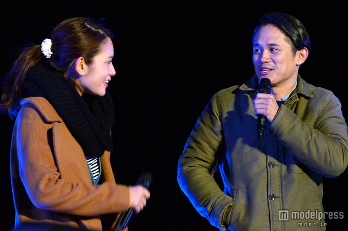 久々の再会を喜ぶ(左より)筧美和子、宮城大樹