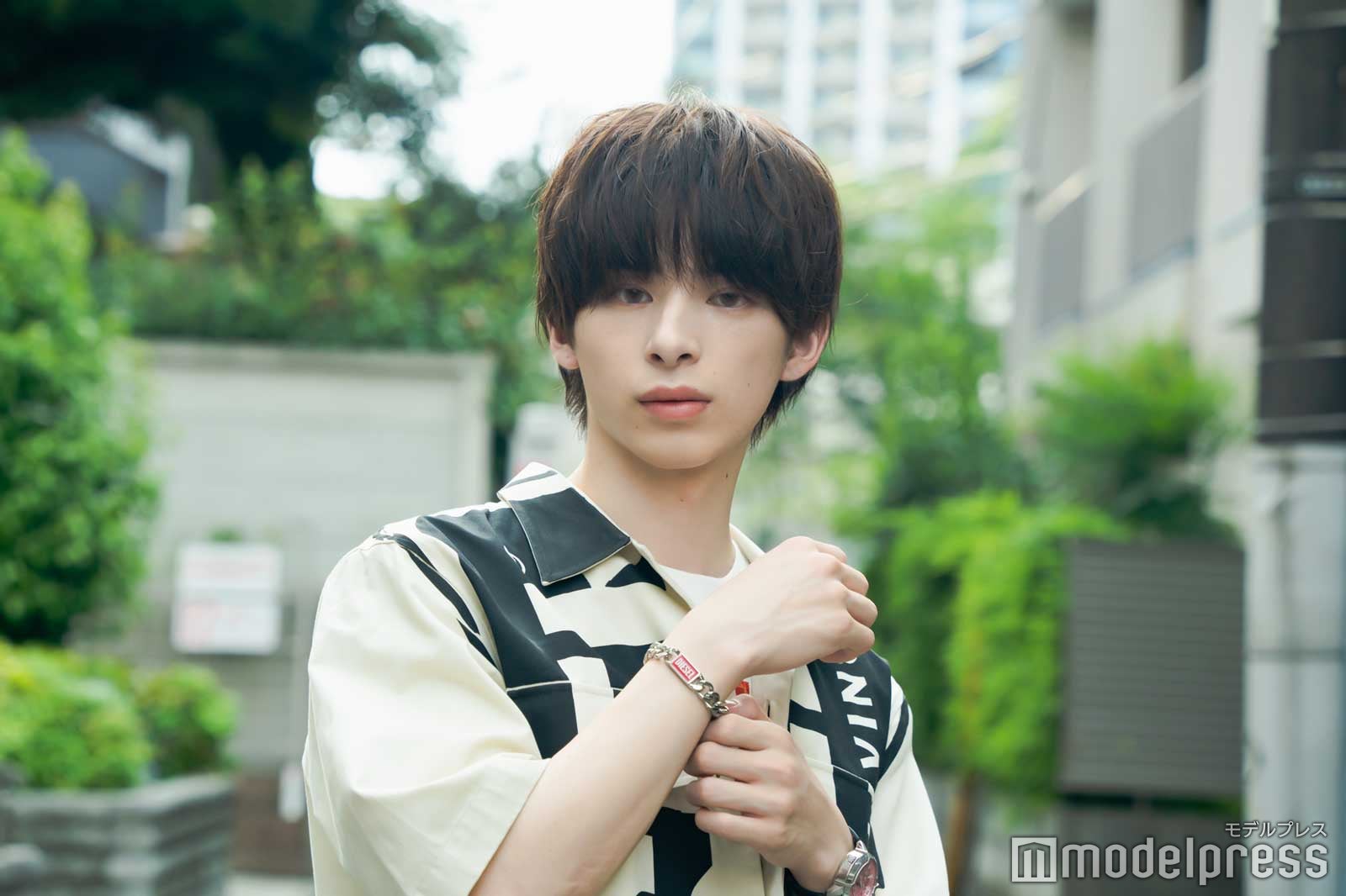 時計（GRIFFED MINI　DZ4602）￥34,650、ブレスレット￥15,400／井ノ上翔也（C）モデルプレス