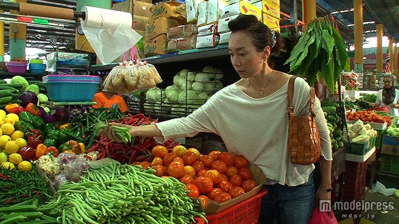 マレーシアの市場で買い物をする日本人妻・順子さん／画像提供：毎日放送