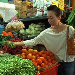 マレーシアの市場で買い物をする日本人妻・順子さん／画像提供：毎日放送