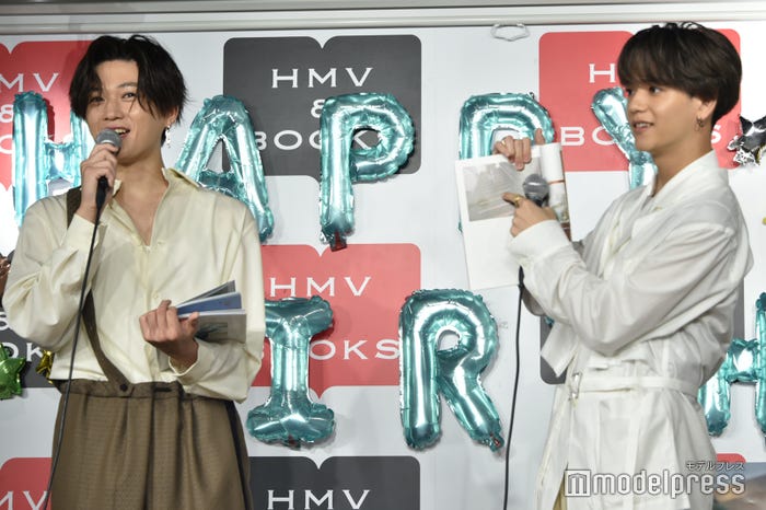 中島颯太がお気に入りカットとして足元の写真を選び困惑する八木勇征(C)モデルプレス