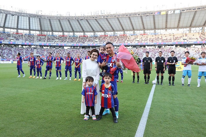 平愛梨 長友佑都のjリーグ100試合出場セレモニーに駆けつける モデルプレス