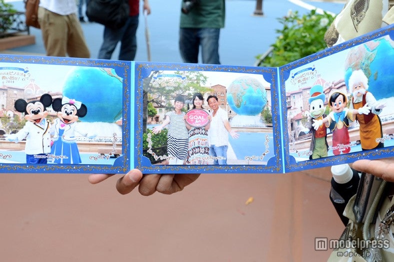 ミッキーやピノキオの写真も入った特別な台紙付き写真も購入可能（￥1540）