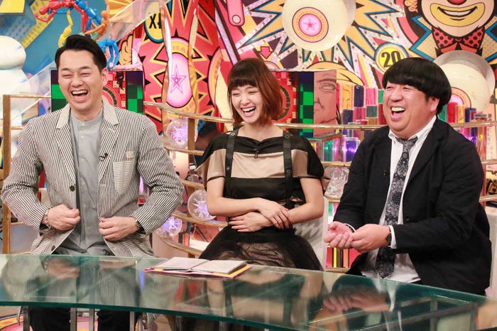 (左から)設楽統、剛力彩芽、日村勇紀 (C)フジテレビ