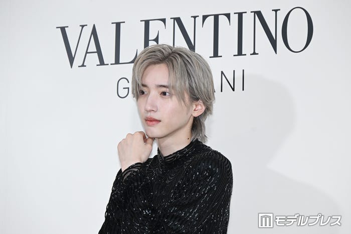 神々しいプラチナブロンドヘアで登場した道枝駿佑(C)モデルプレス