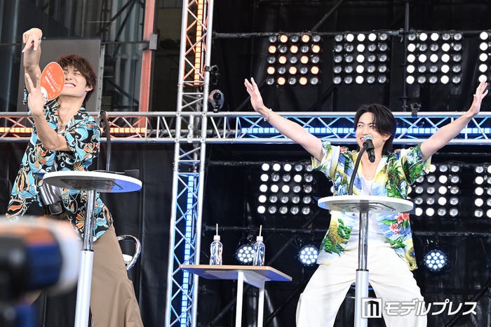 アロハシャツ姿を褒められ満足げな高松アロハ、綱啓永(C)モデルプレス
