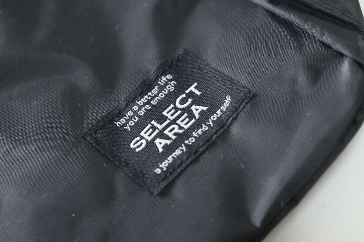 黒いショルダーバッグのフロントにある「SELECT