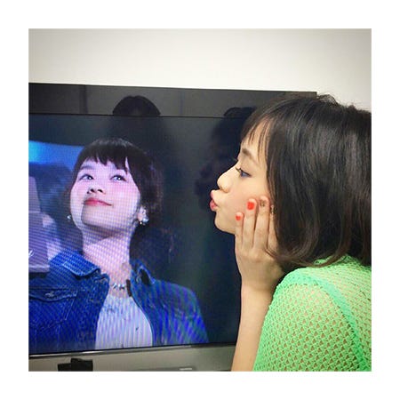 筧美和子（左）へのキュートなキスを披露した大原櫻子（右）／大原櫻子Instagramより【モデルプレス】