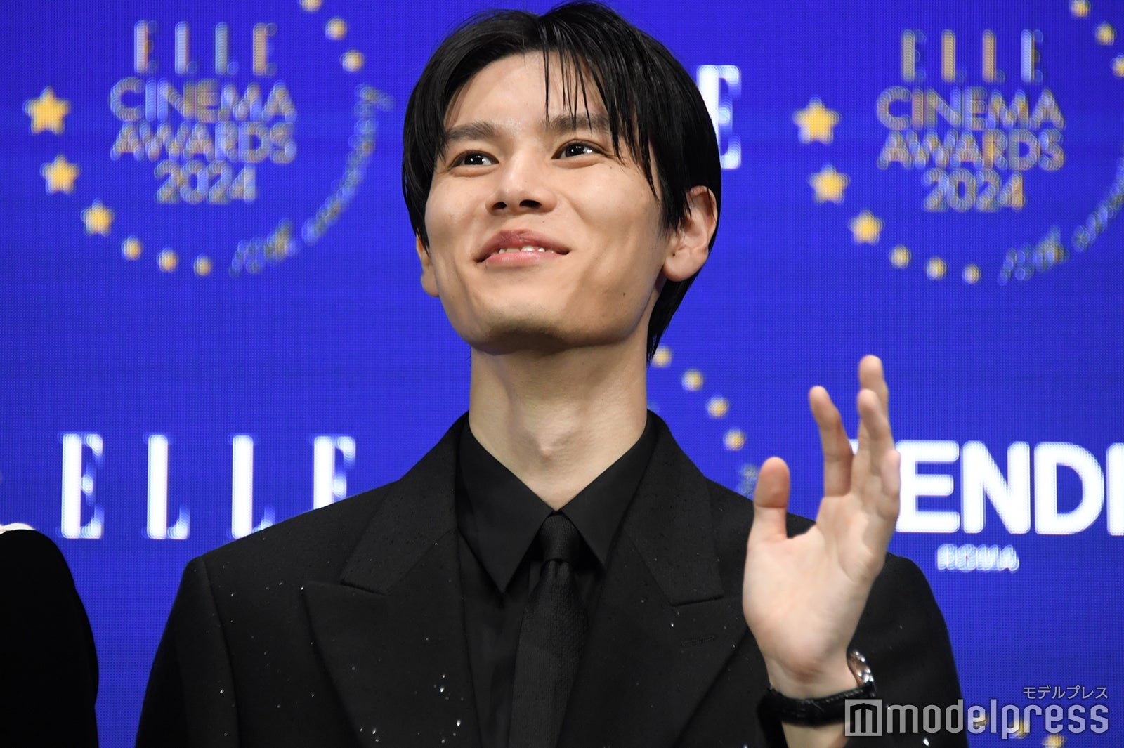 手を振る萩原利久（C）モデルプレス