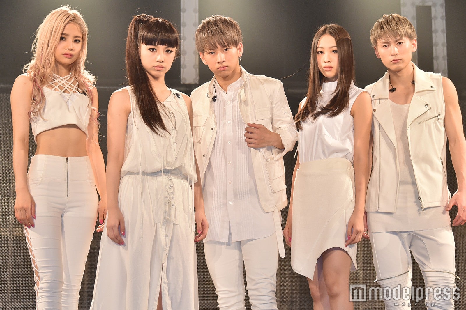 lol／左から：hibiki、honoka、佐藤友祐、moca、小見山直人（C）モデルプレス