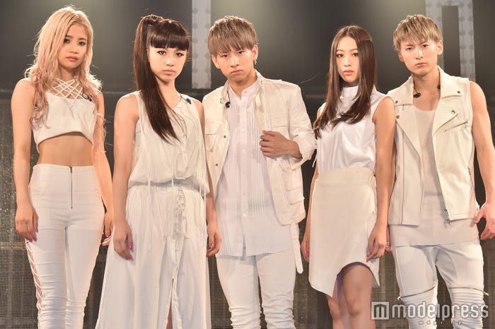 lol/左から:hibiki、honoka、佐藤友祐、moca、小見山直人(C)モデルプレス