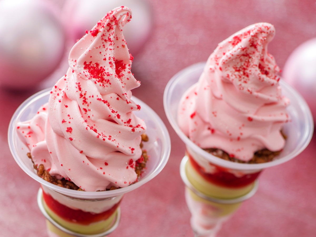 アイスクリームコーン：ピスタチオクリーム＆ストロベリーサンデー780円（C）Disney