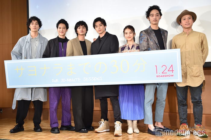 (左から)清原翔、葉山奨之、北村匠海、新田真剣佑、久保田紗友、上杉柊平、萩原健太郎監督(C)モデルプレス