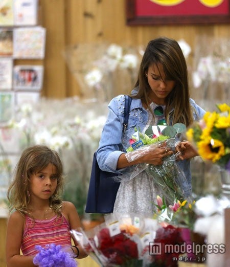 ジェシカ・アルバの娘、夏休み中に可愛く成長